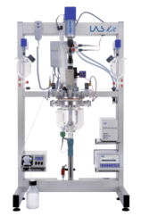 LabKit™-rcb mit elektrisch absenkbarem 1-Liter Reaktor mit Vakuummantel, 3 gravimetrischen Dosierungen, Vakuumregelung, Rückflussdestillation und Inertisierung.