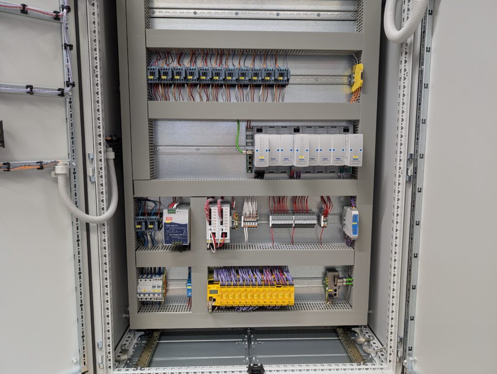 Schaltschrank offen | HITEC ZANG – Führender Anbieter für Laborreaktoren in der chemischen Verfahrenstechnik